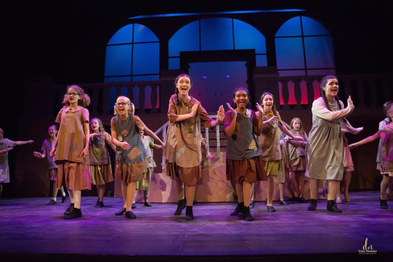 "Annie" at the Henegar Center. Photo by Dana Niemeier Photography.